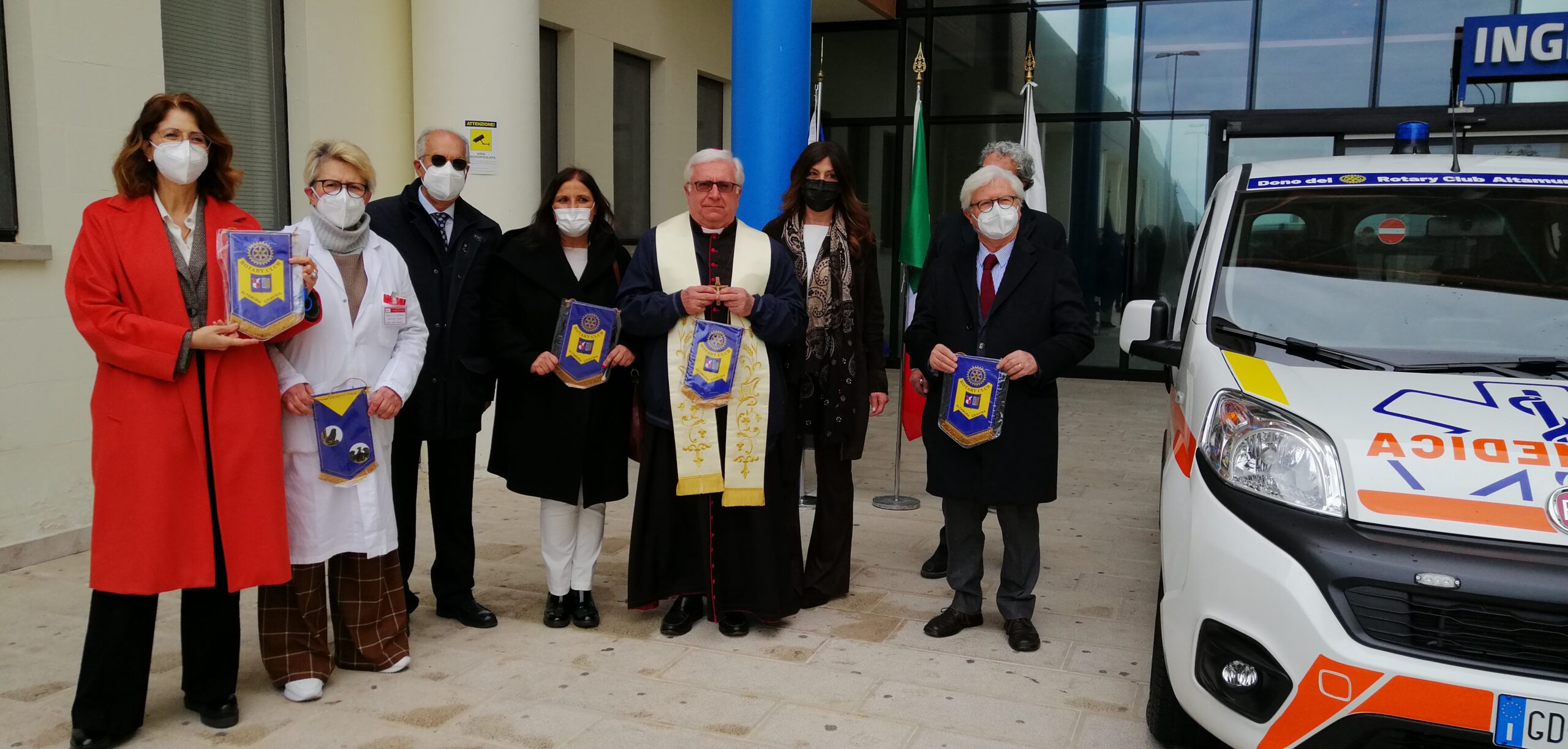 Un Automedica Per L Ospedale Di Altamura Dono Del Rotary Club L